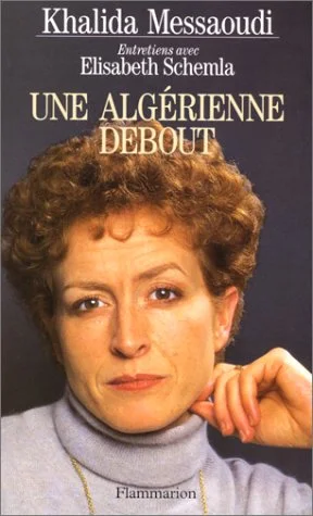 Une Algérienne debout